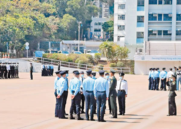 解放军驻港部队在香港警察学院教授中式步操,香港多个纪律部队参与