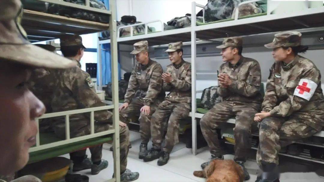如今,神仙湾哨所里有了蔬菜大棚官兵们吃上了新鲜蔬菜还有完善配套的