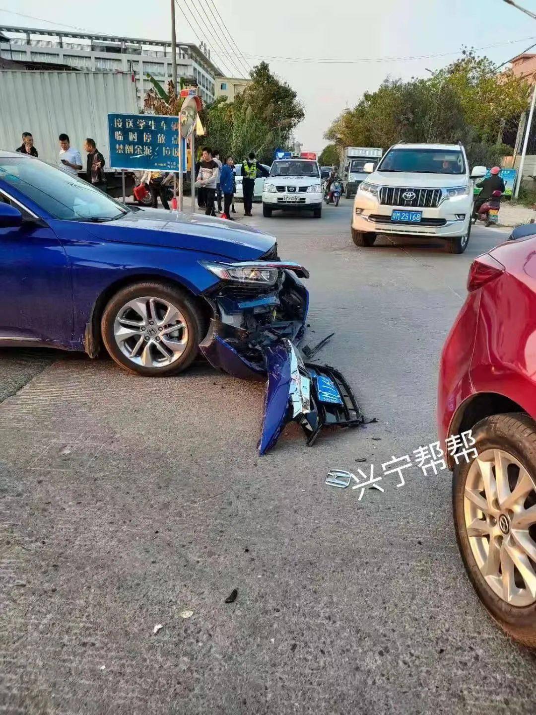 穿着内衣内裤上街的女子不是兴宁的兴宁齐昌学校附近发生车祸
