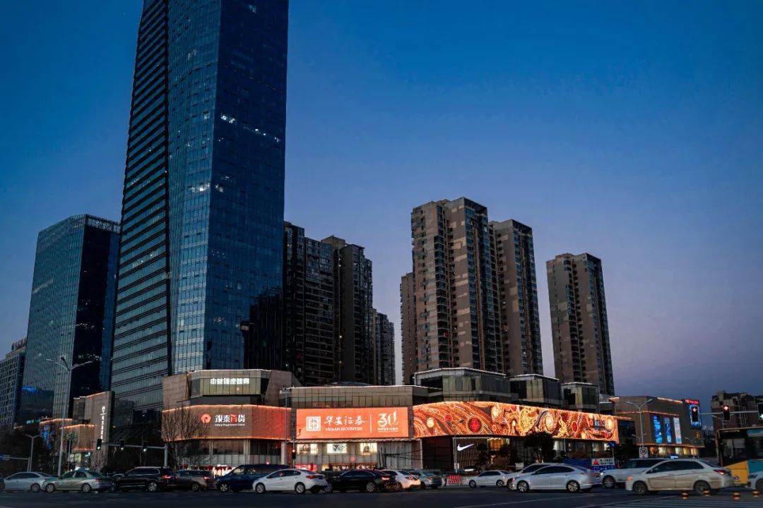 银泰百货新春灯画震撼开年梦幻星河散落18城