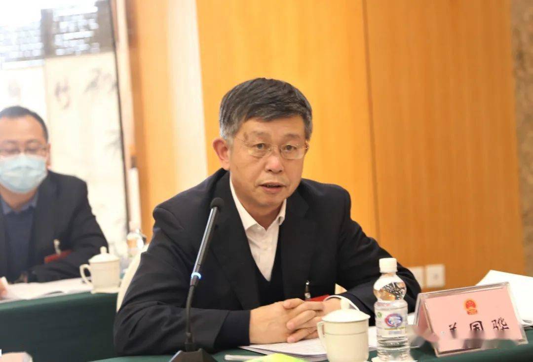 王一民代表说,要以壮大"油头化尾"为重点,以页岩油开发为契机,着力