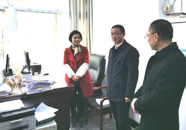 副县长潘力深入盐亭县卫健局慰问局机关干部职工