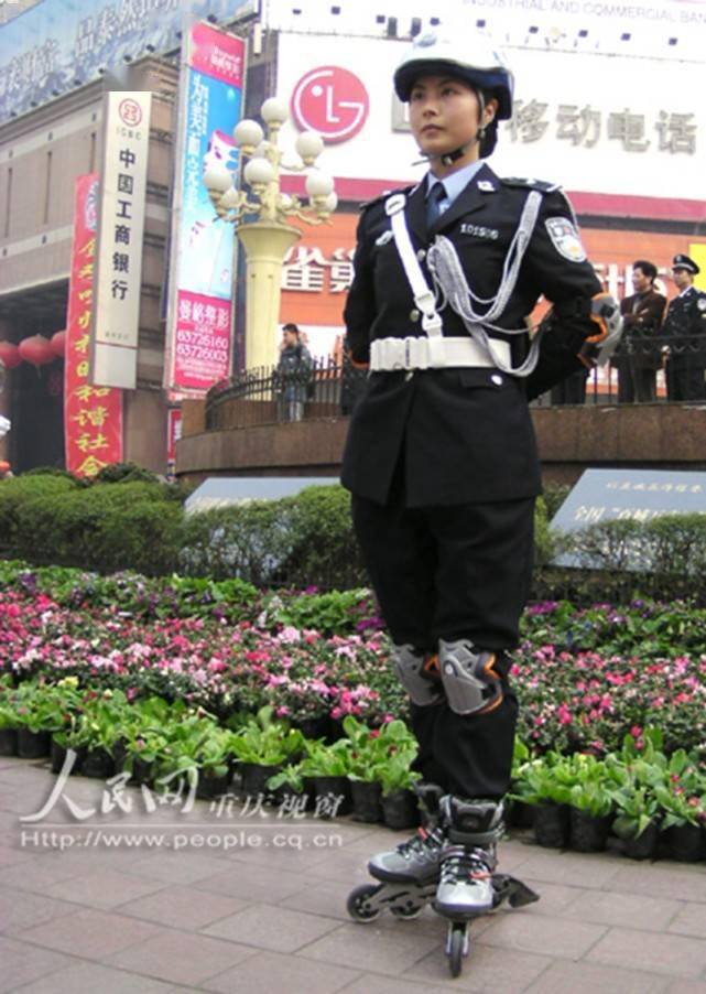 酷炫创新巴基斯坦女警穿轮滑追小偷手持冲锋枪犹如现代忍者