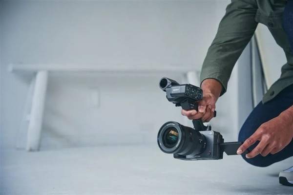 3.2万元！索尼发布迄今最小电影机FX3：支持4K/120p拍摄_机身