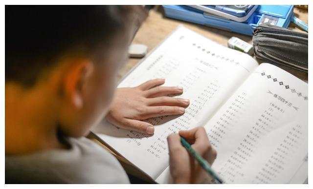 明确不得要求家长改作业,家长为何仍不觉轻松?_搜狐网