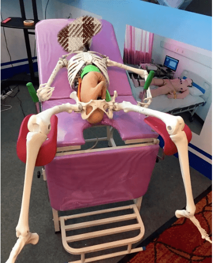 生了个孩子我瘫痪了这些女人用裸露的身体告诉你生孩子的代价有多大