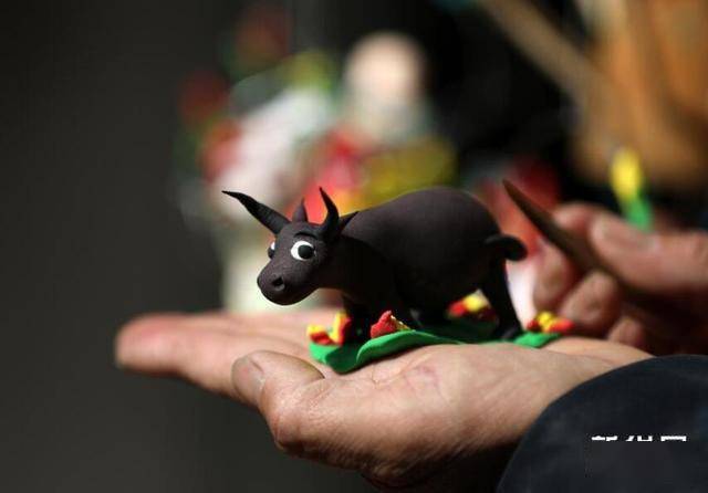 面塑"春牛"贺春耕