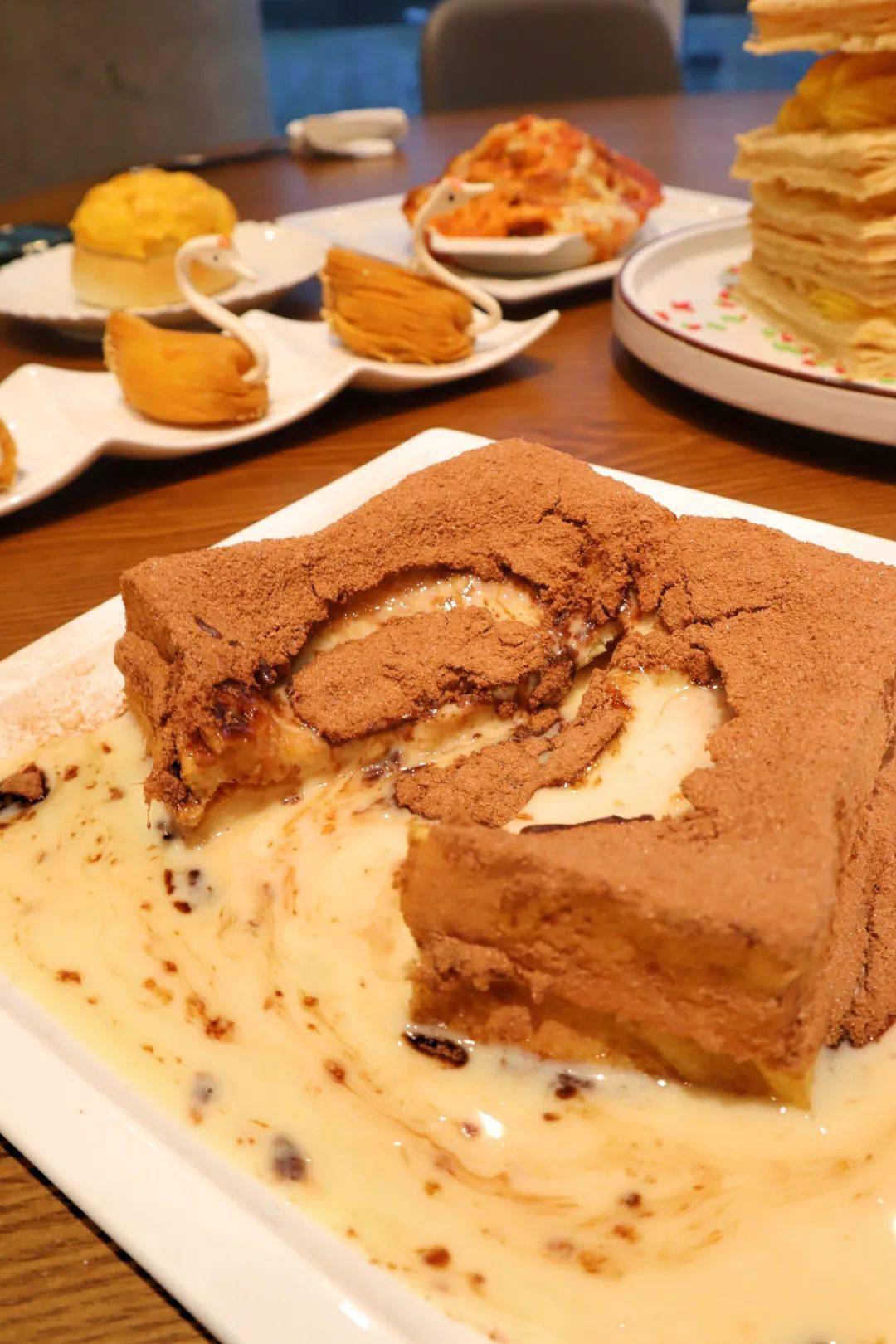 的流心,以炼奶为基底,但却完全不会太甜,丝滑又浓稠～现烤的厚切吐司