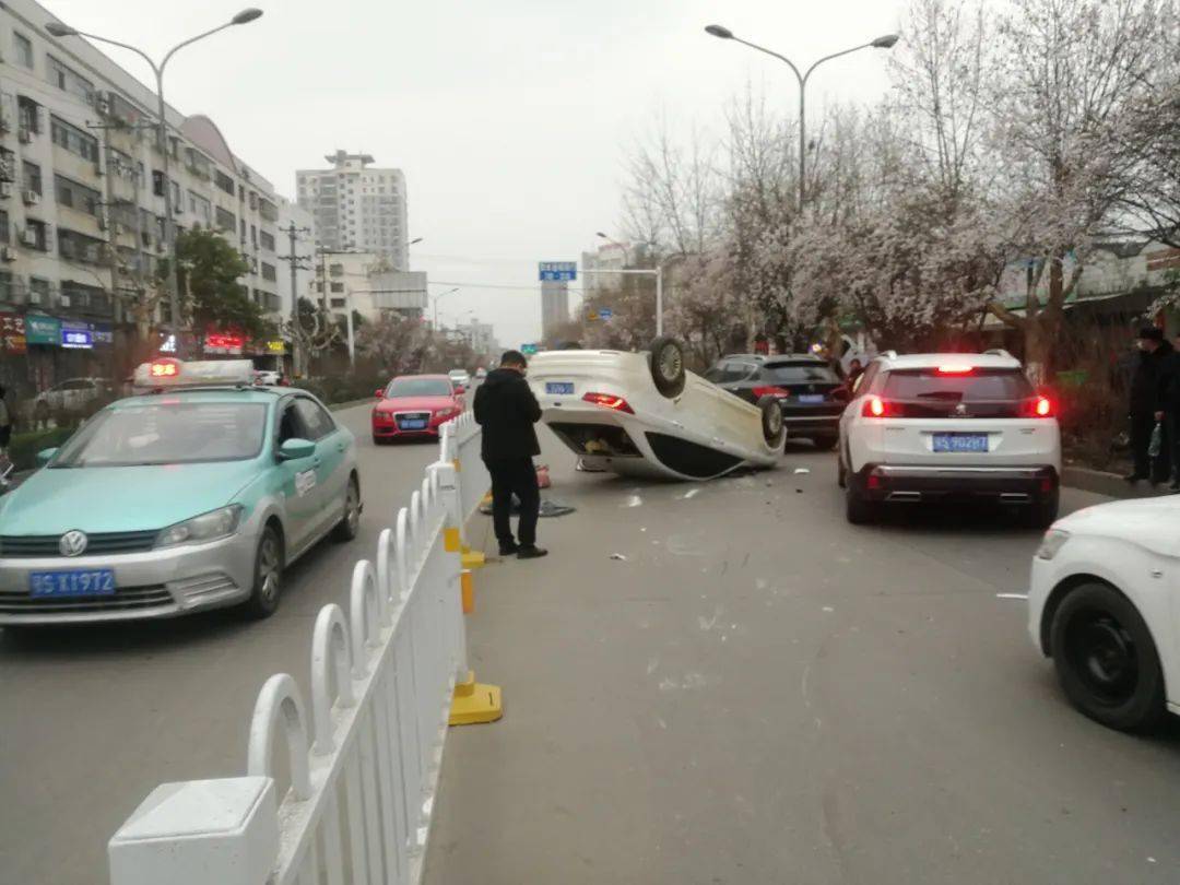 今天小编就跟说一起一网友目睹的交通事故集中精神驾驶都一定要遵守