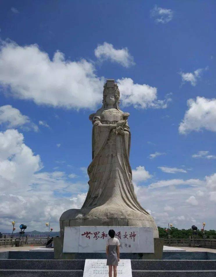 只是后殿更为富丽堂皇,规模壮观,气势宏伟,是凤山妈祖庙的重要部分