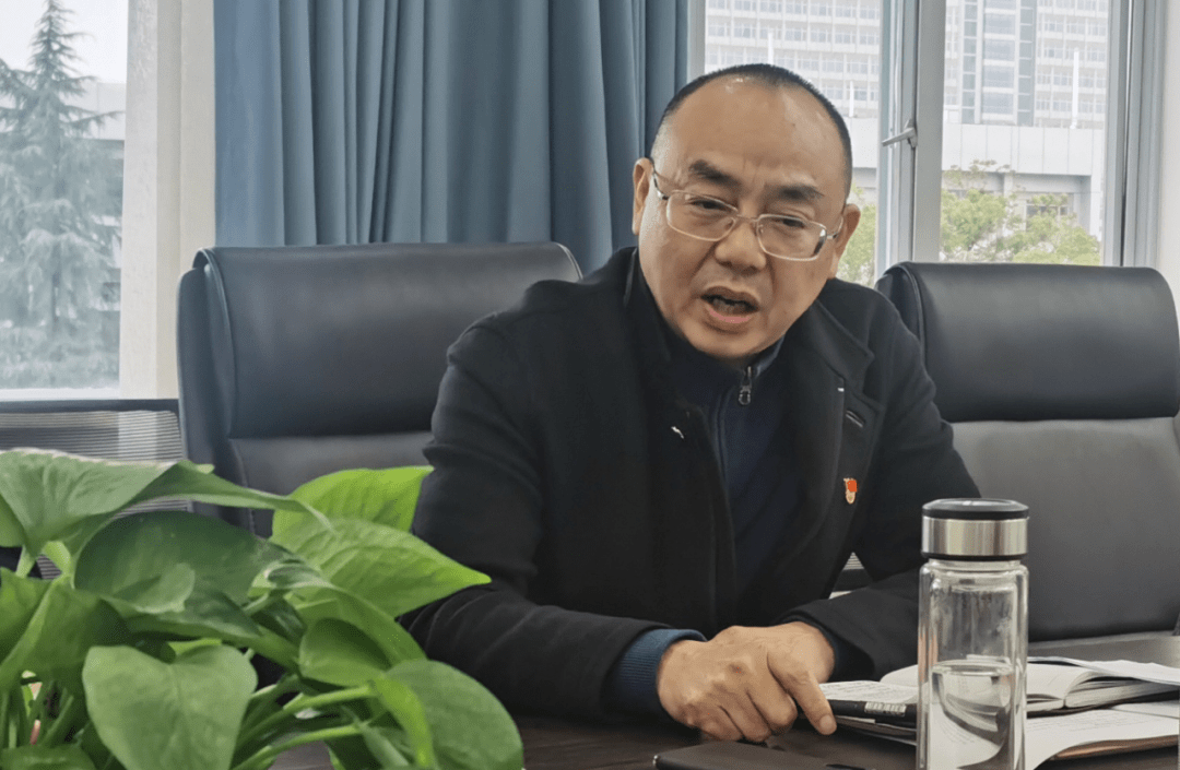 梁仲以上率下红脸出汗扫尘提神市委组织部机关第一党支部召开组织生活