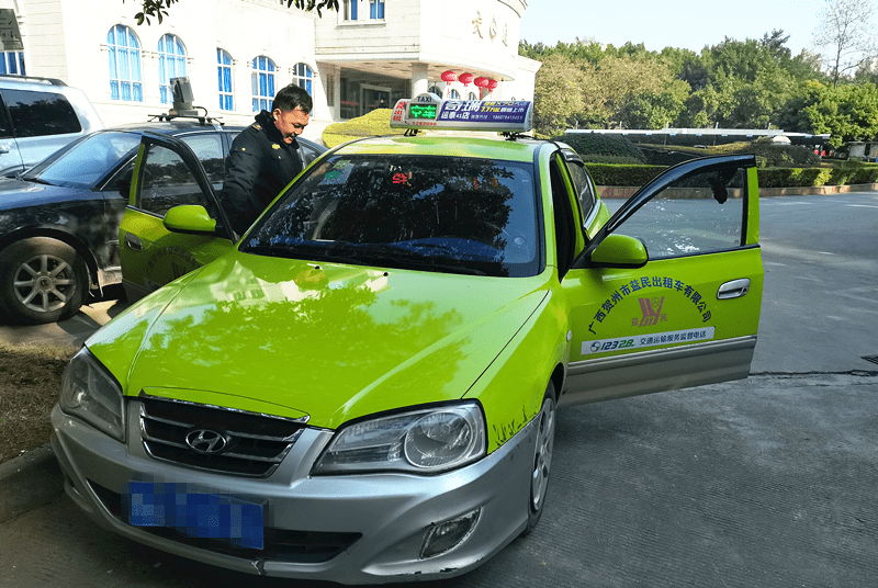 嫌路远,贺州这位的哥因拒载被查了._出租车