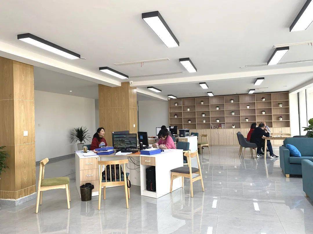 公园里的滨河路社区
