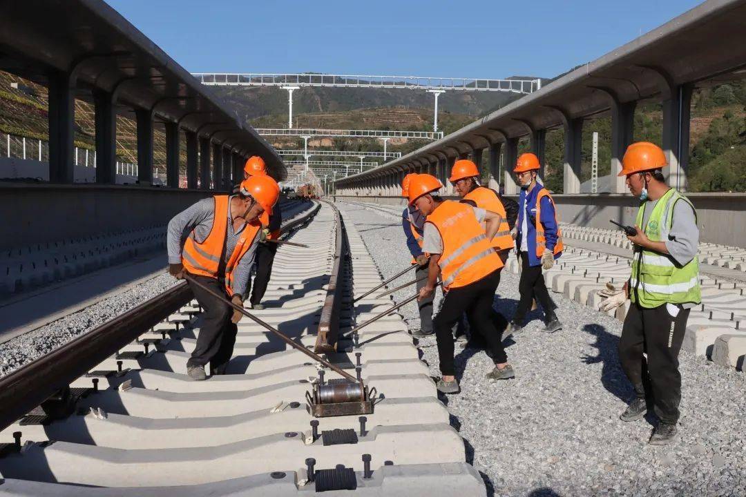 進度等影響,全線鋪軌工期壓縮,加之線路坡道大,運距長等因素的干擾,按