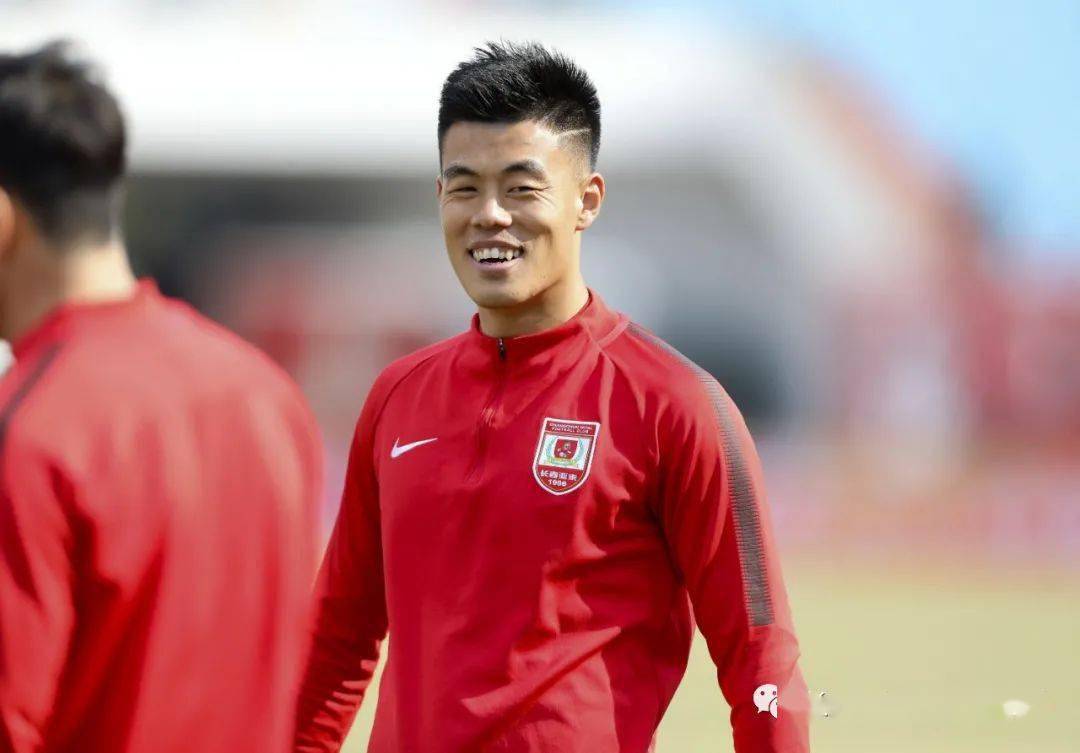 2017年加盟长春亚泰后,谭龙迎来了个人职业生涯的高光时刻——从替补