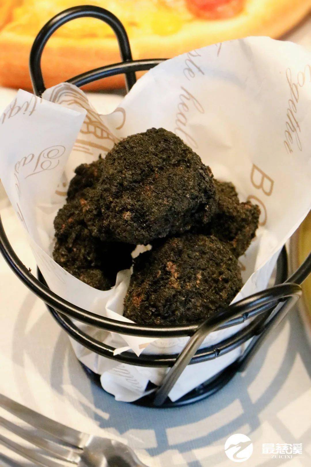 千万不要被这个外表吓到了,黑色的表皮是用竹炭粉,看上去有点奇怪,但