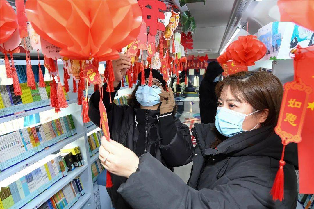 元宵节到来之际,东丽区图书馆流动图书车开进无瑕街道,邀请读者猜灯谜