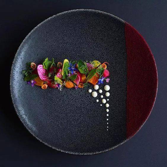 经典摆盘 | 冷菜暗色系圆盘 .