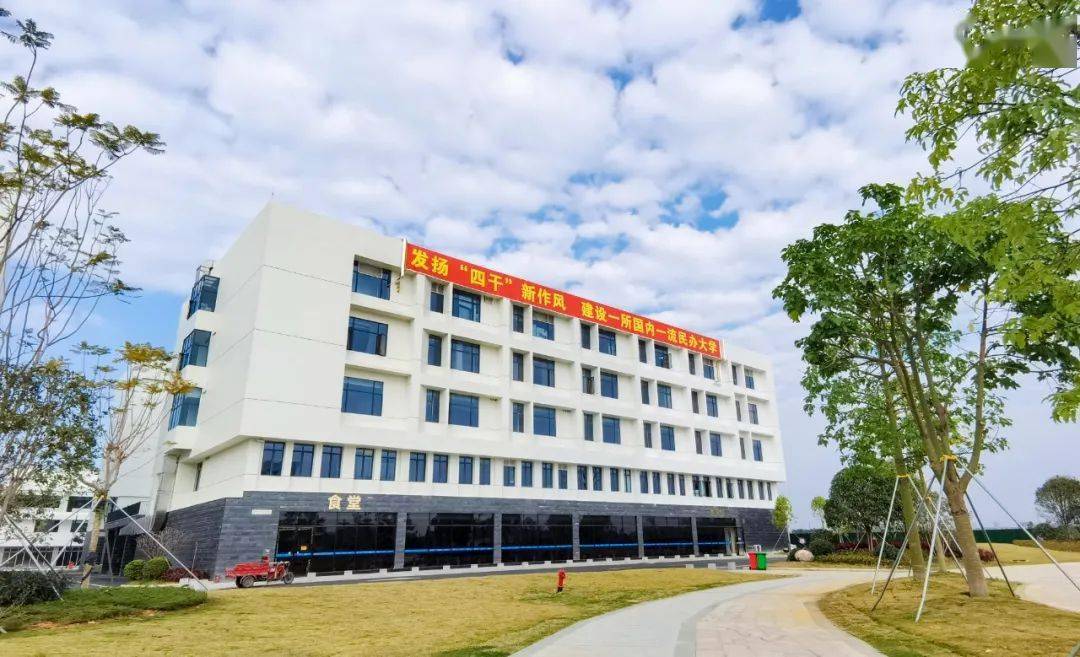 (学生食堂)广西工业学院办学总体定位是立足贵港,服务全区,面向鳃国