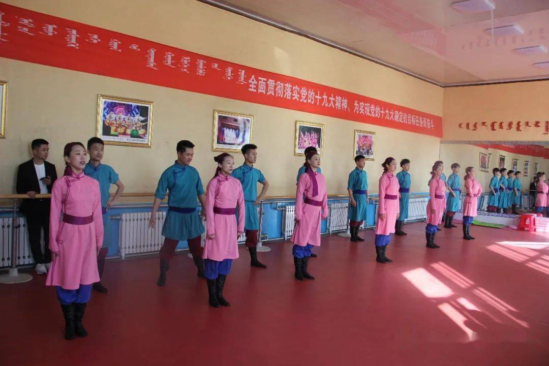 旗委常委、宣传部长郑珺一行视察调研乌兰牧骑工作