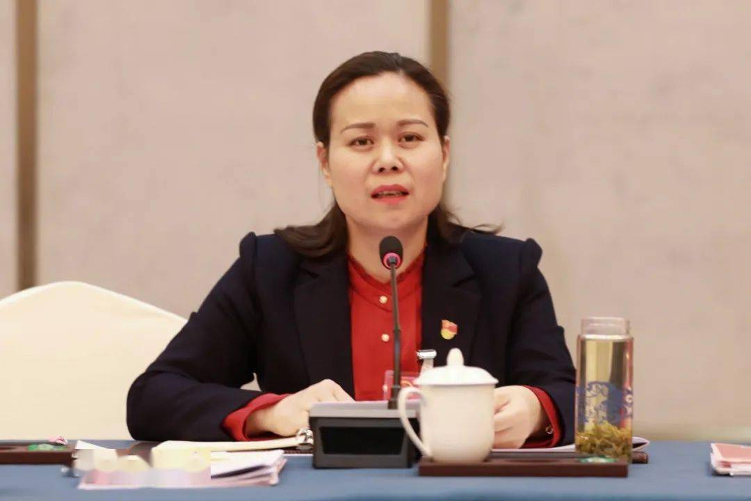 许红莲对代表们过去一年积极为民代言,忠诚履职表示感