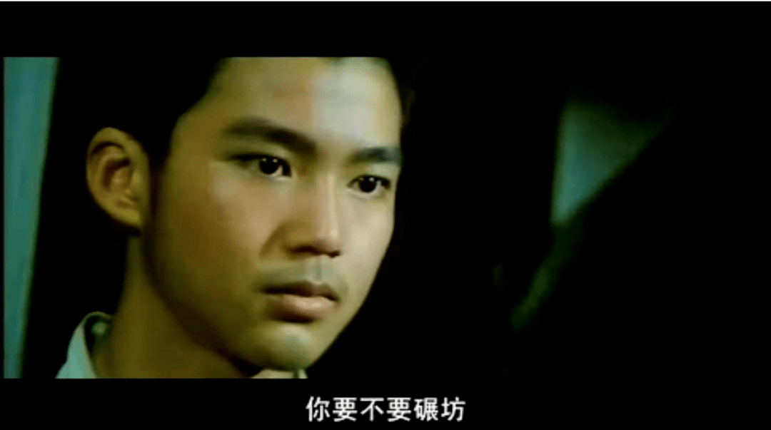 简评故事梗概端午节翠翠去看龙舟赛,偶然相遇相貌英俊的青年水手傩送