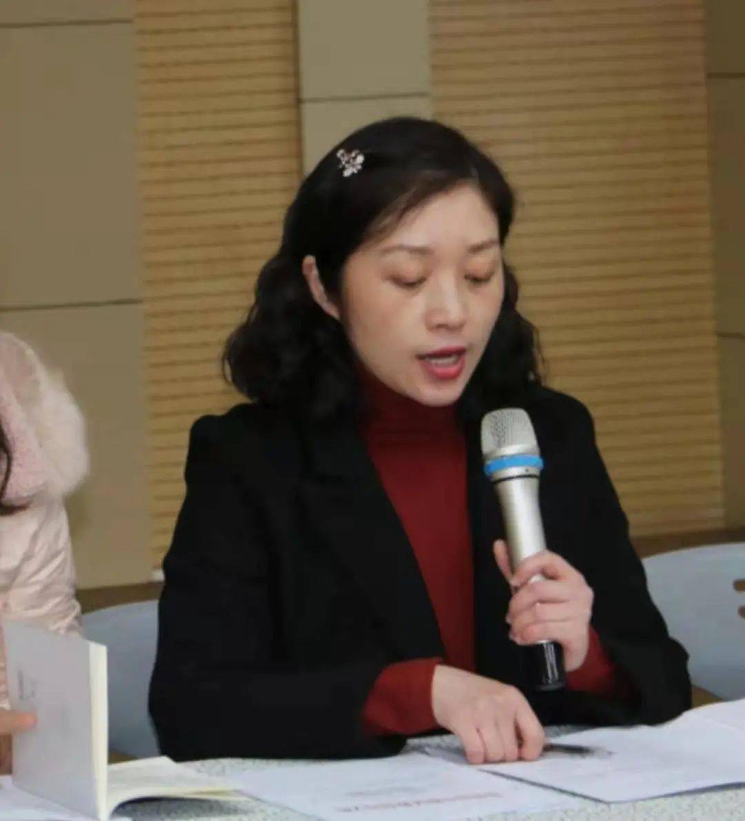 召开全体教师会,园长苗青对教师们提出要求,希望大家在疫情防控的关键