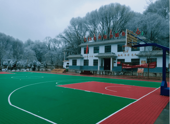 乙日亥村位于循化县白庄镇中部,清水河与夕昌河交汇处,距镇政府2.