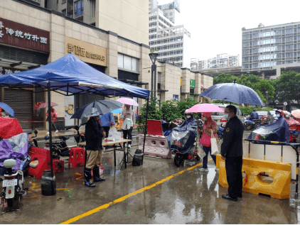 部门负责人及工作人员,对林岳市场及周边多个单位开展节前食品安全