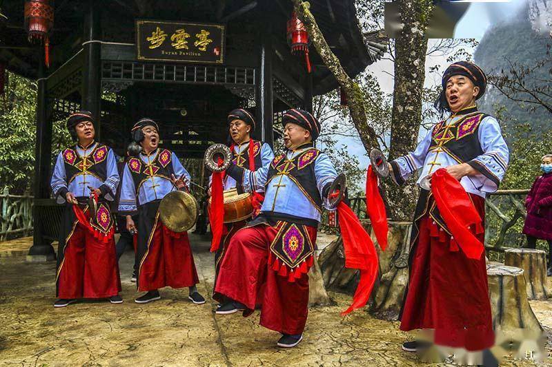 湖北鹤峰：非遗进景区 欢乐闹元宵