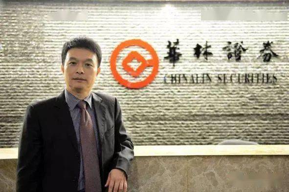 林纯青,从中国银行挖来做人力资源总监,主抓人力;然后又将妻子潘宁,一