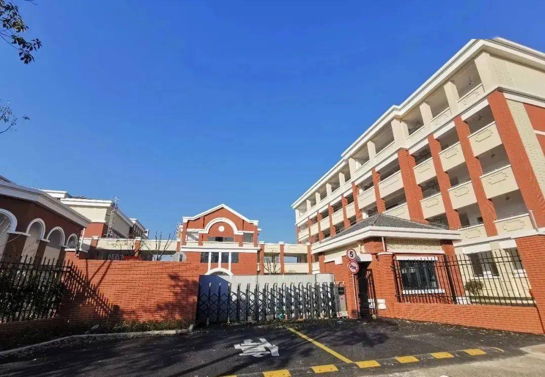 浦东进才森兰实验中学挂名进才,公办初中位于繁锦路芳菲路,于2021年9