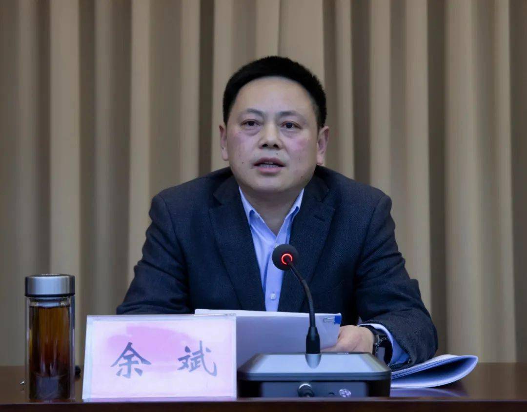 杨斌,区人大常委会党组书记张宏,区委副书记刘伦武,吕国梁出席会议