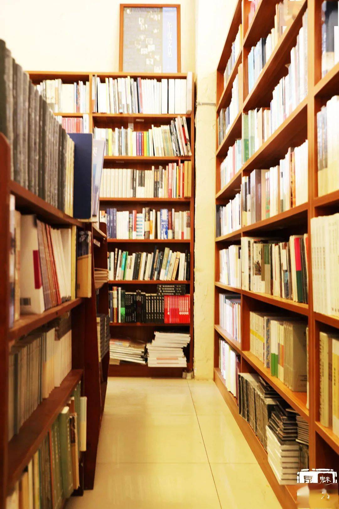 国防路的麦田书店比先前的老店面积更大了,不仅有图书区,音乐区,有一