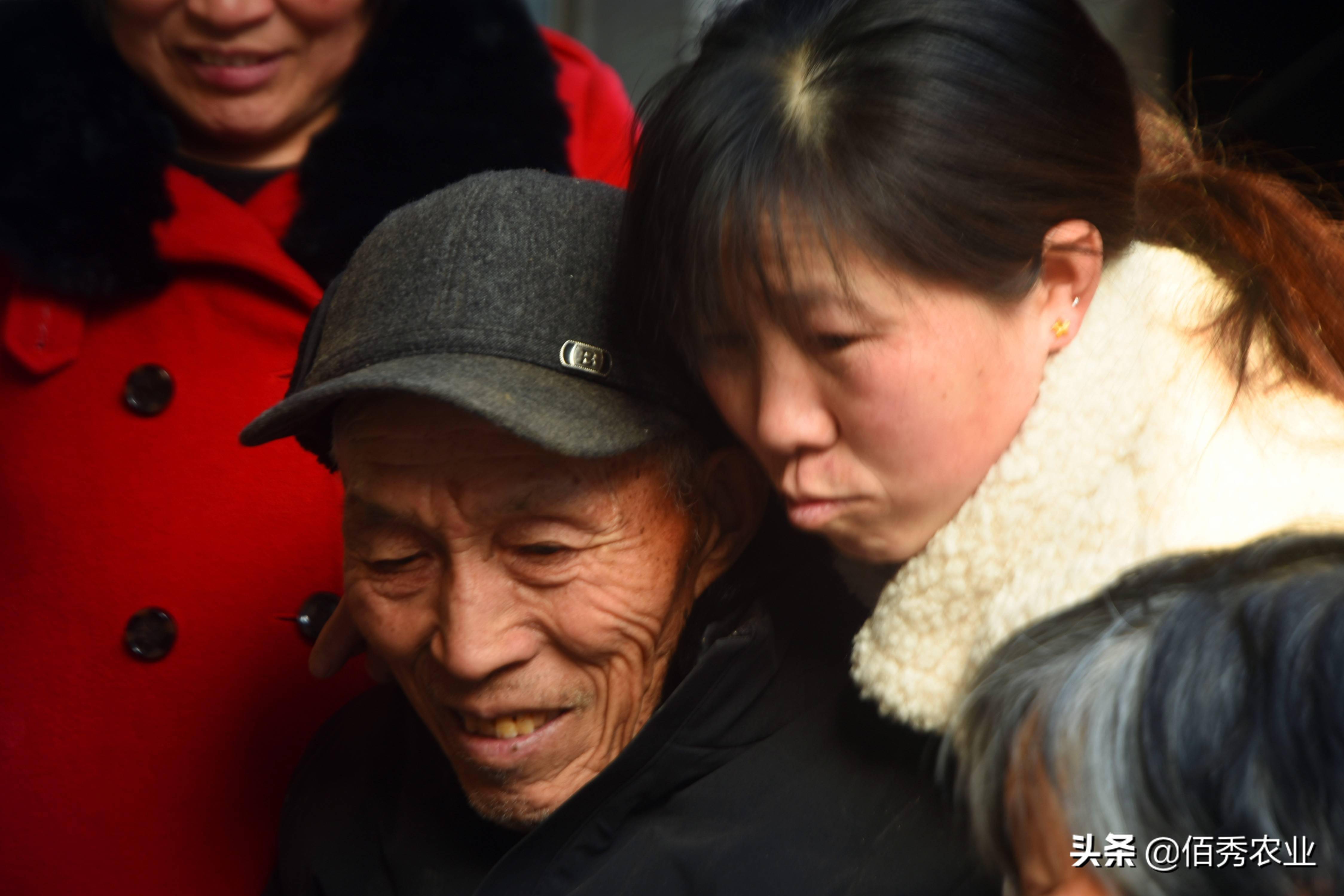 82岁农村老人用上智能手机,高兴得合不拢嘴,6个女儿一起教_父母