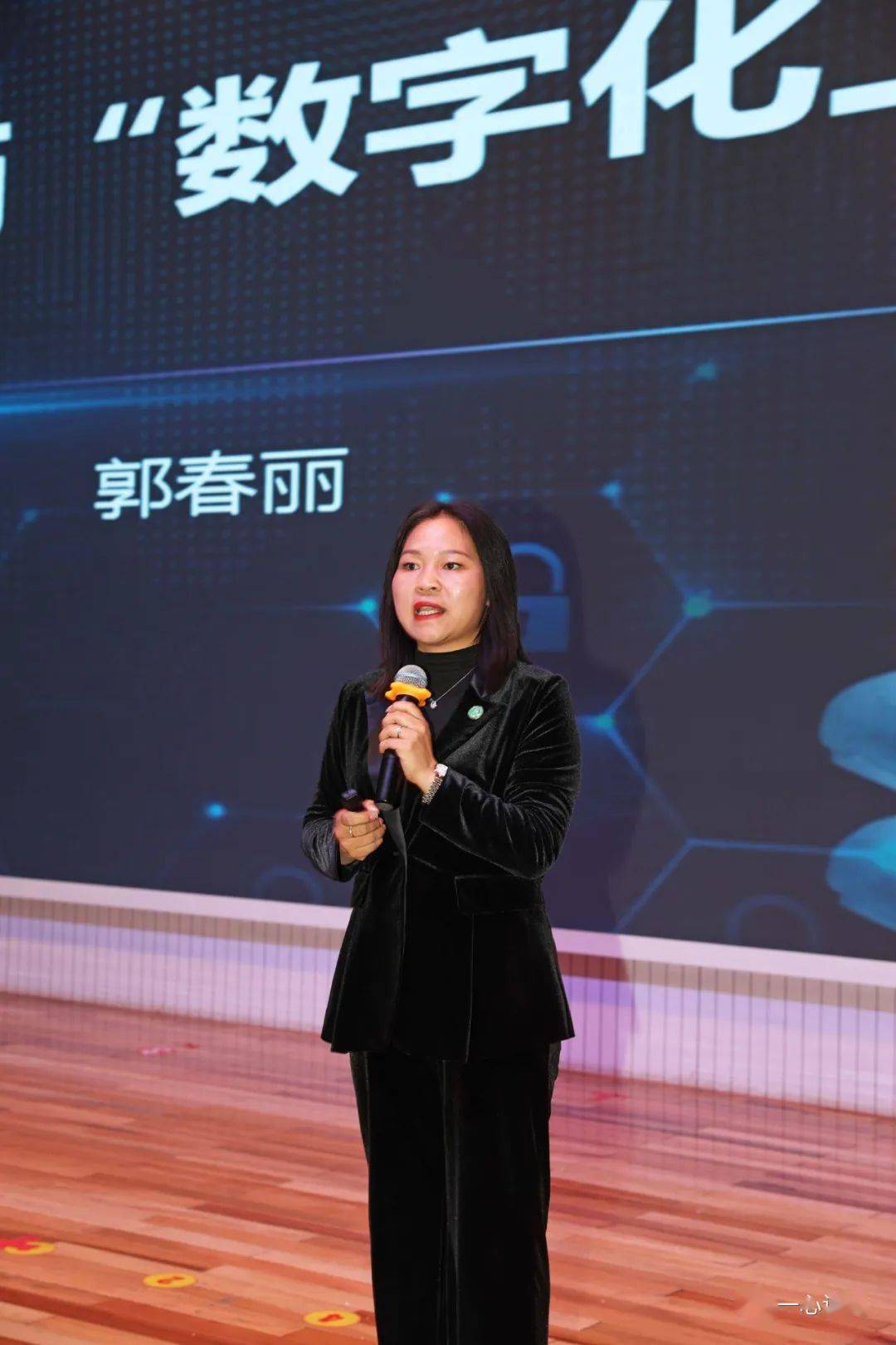 助力大健康会上,一心堂集团党委书记,中药科技公司总经理郭春丽就"