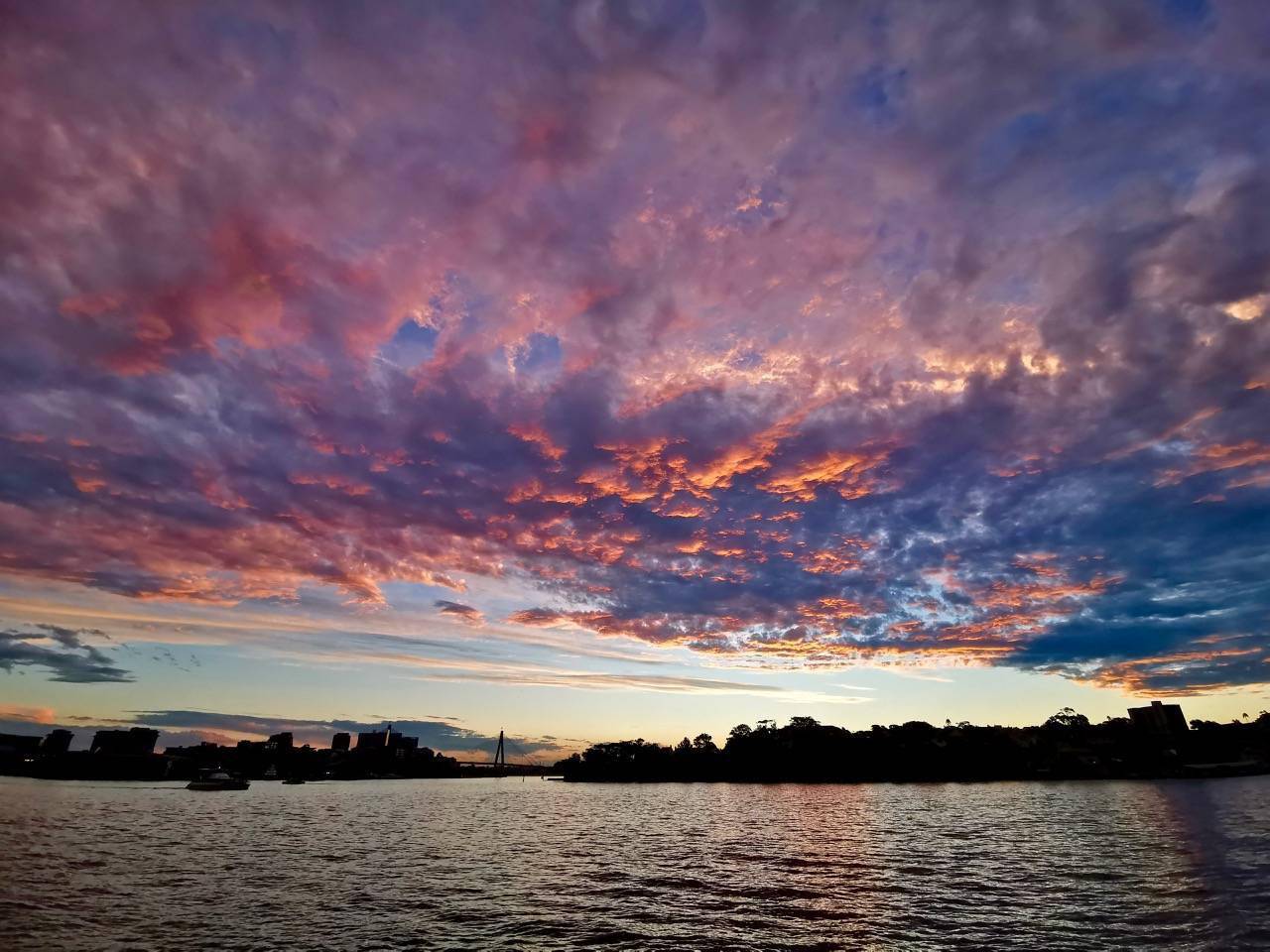 紫色云霞往后余生不想错过每一次黄昏的美丽