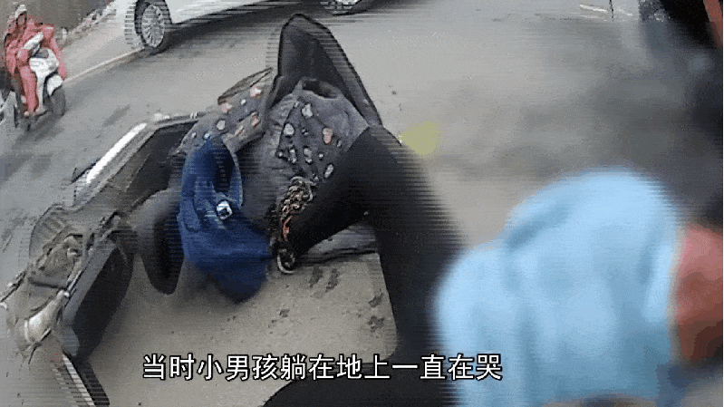 在地上一直在哭据泗阳县公安局交警大队辅警刘海峰回忆不慎摔倒在路边