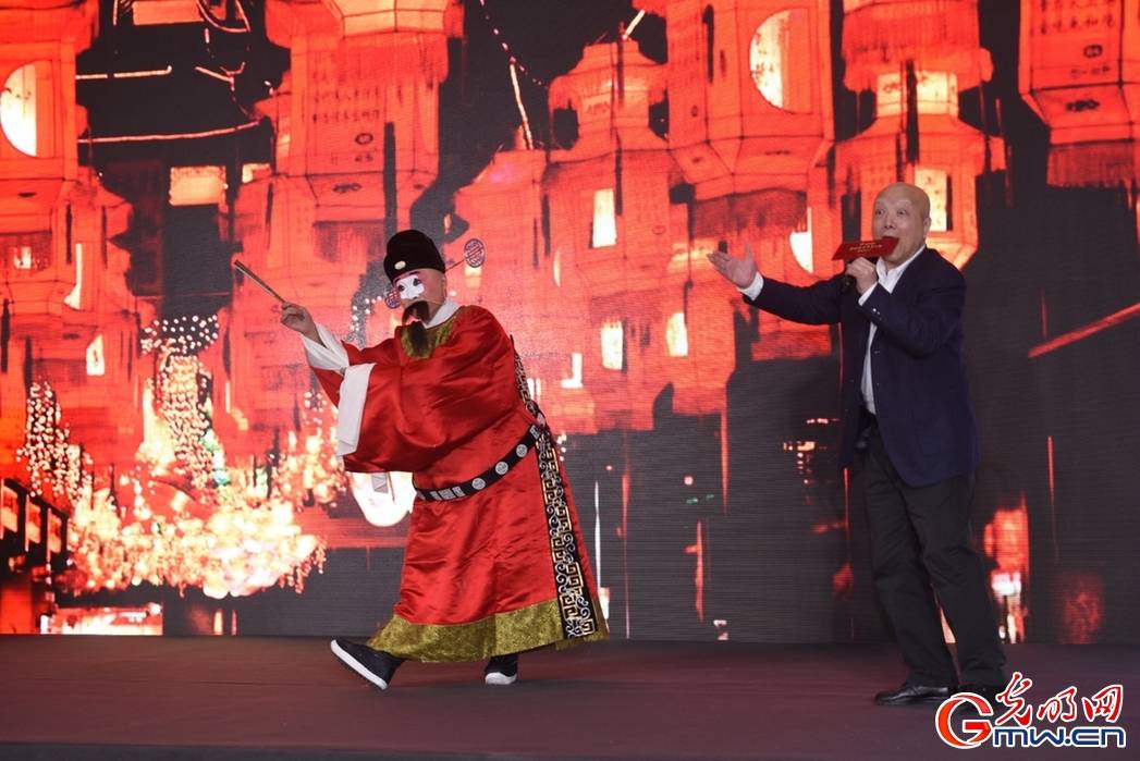 张灯祈福元宵忙京剧表演点燃中国非遗年度人物现场