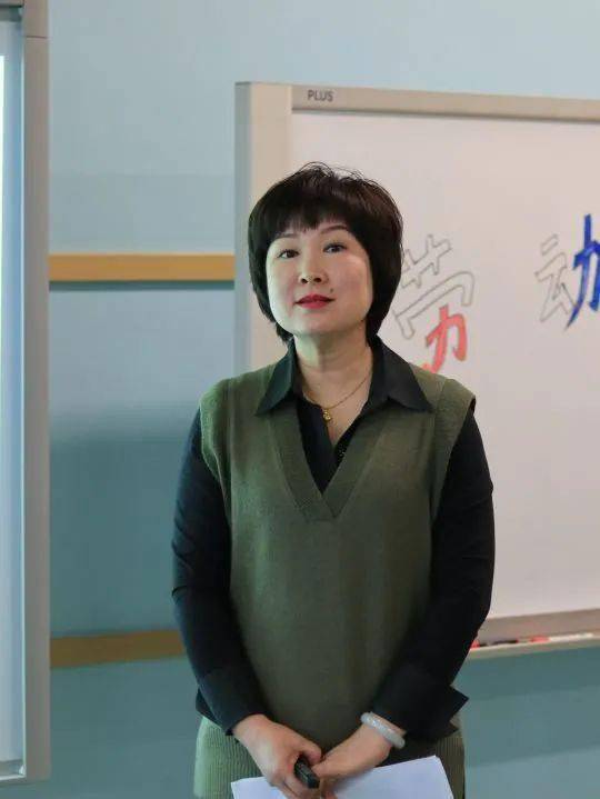 胡艳华,刘瑶,任云晖,苑晨颖,胡婧5位老师和大家