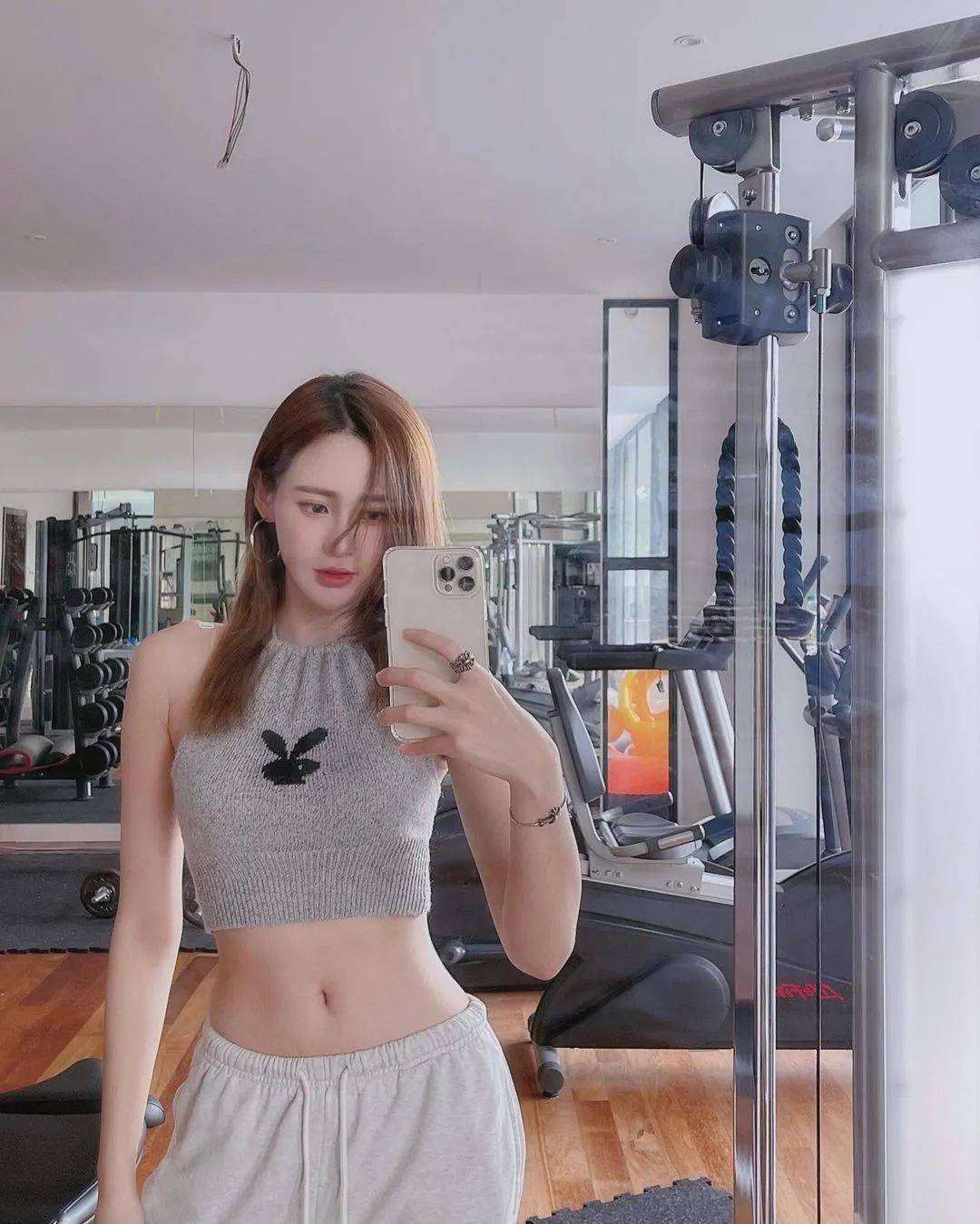 黄诗棋届笑春桃兮云堆翠髻