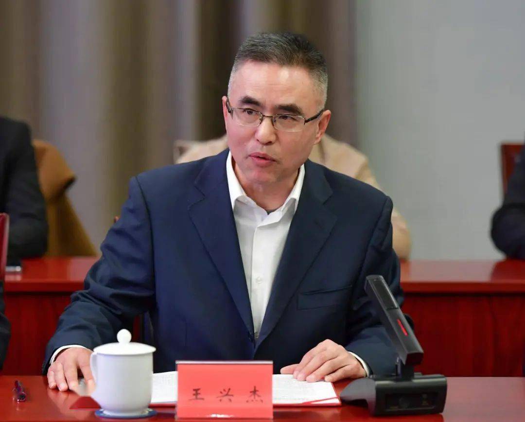 绍兴市委书记马卫光,我校党委书记王兴杰讲话,校长朱泽飞介绍项目基本