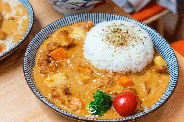 藏身闹市的「黄金风暴饭」,浓郁咖喱×嫩滑鸡肉,香到迈不动腿!_日式