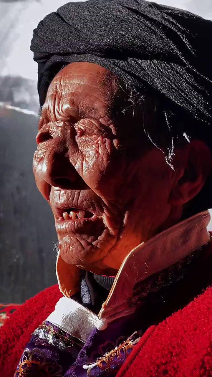 老太太记性真好杨二车娜姆母亲摩梭人世界高城的微笑泸沽湖