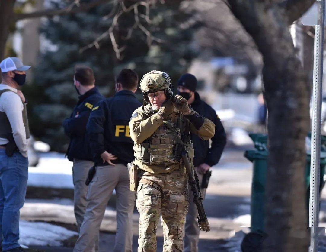 现场波士顿分局fbiswat执行搜查任务