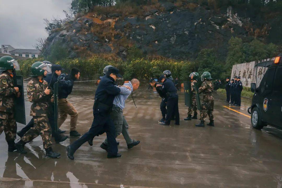 特警大队和驻狱武警协同当地公安民警合力对负隅顽抗闹事人员进行处置