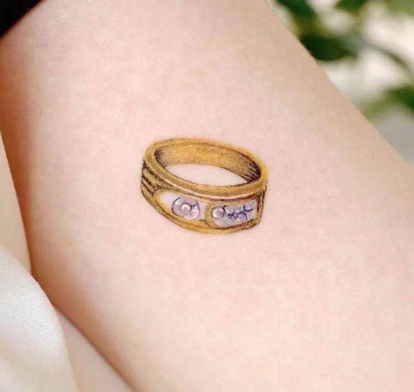 戴在手上的饰品戒指纹身