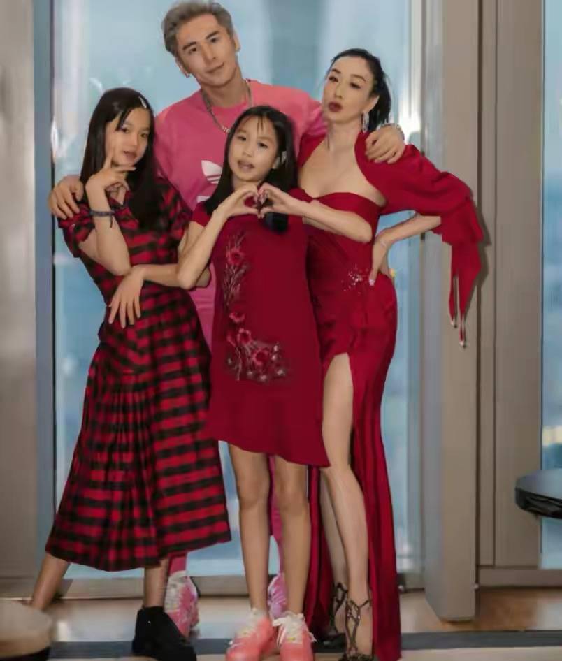 50岁钟丽缇晒全家福俩女儿大长腿很吸睛网友我酸了