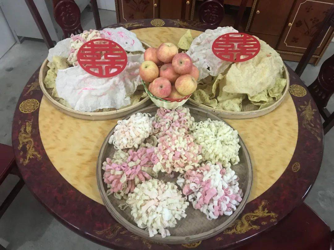 东家炒好几个下酒菜,还会端出烫皮,油炸米果,包好饺子给大家吃.