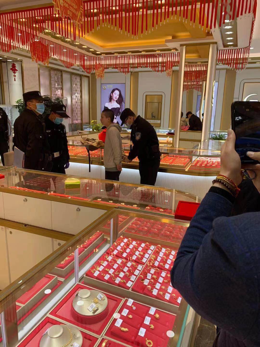 江苏19岁女子持美工刀抢金店拿小锤子连续击打16次才敲碎金店玻璃案件